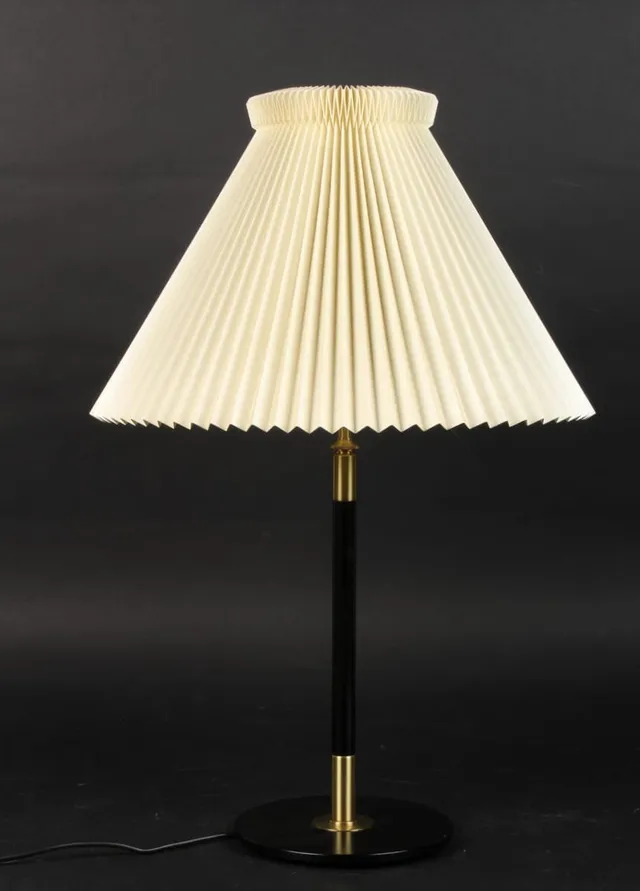 Aage Petersen. Bordlampe model 352.