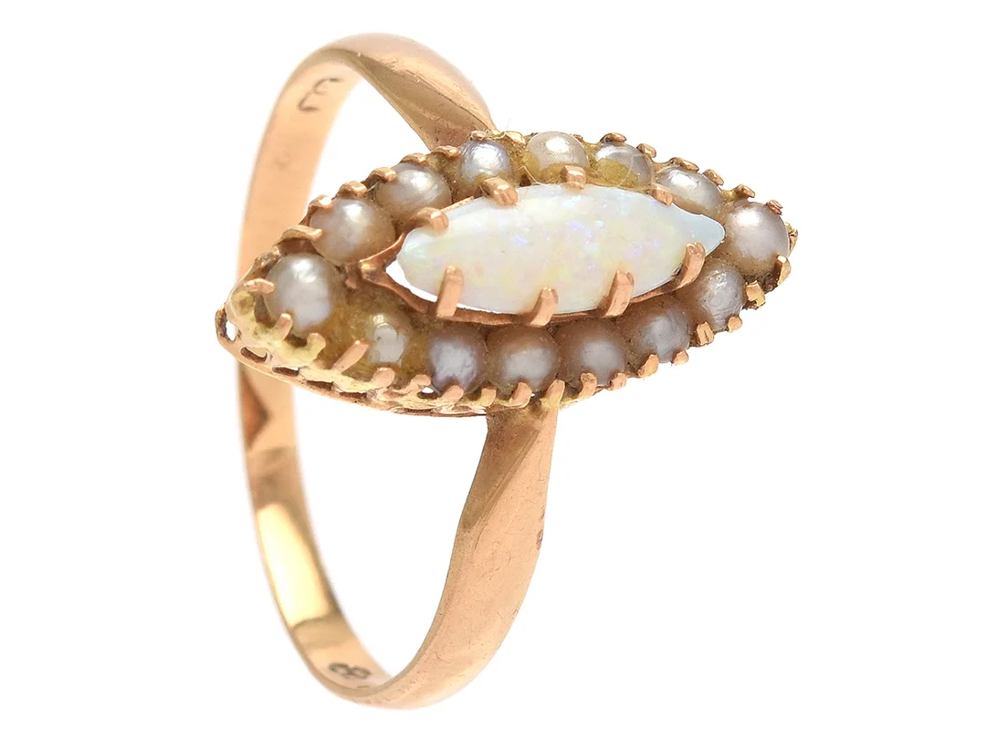 RING, 18K guld, opal, fröpärlor, stl 17,5 mm, vikt 2,2 g, opalen har skador. — Smycken/Ring — Kaplans