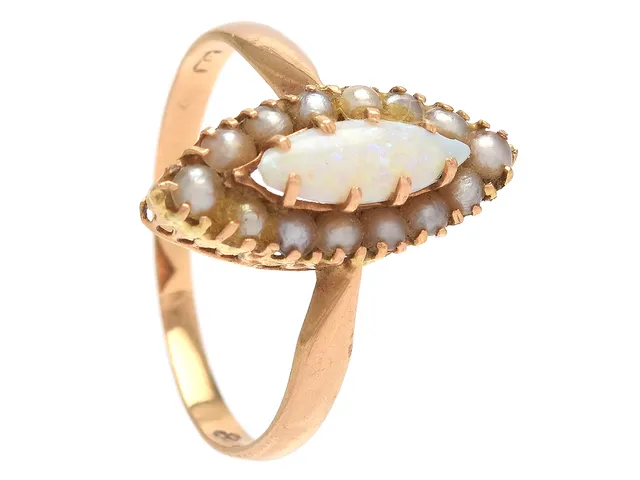 RING, 18K guld, opal, fröpärlor, stl 17,5 mm, vikt 2,2 g, opalen har skador.