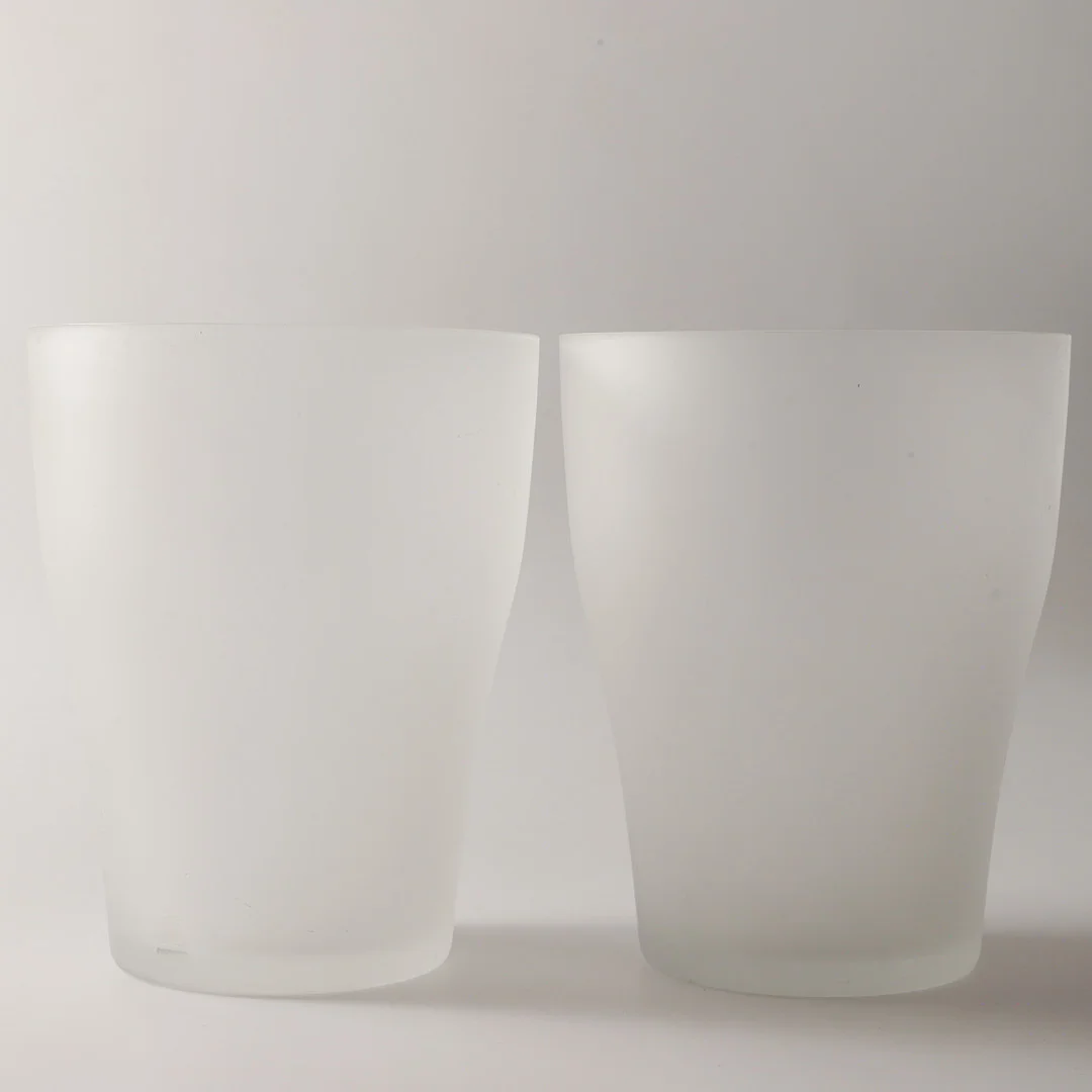 THOMAS SANDELL. Vaser, 2 stycken, "Louise", frostat glas, Reijmyre glasbruk. — Utility glass — Helsingborgs Auktionskammare