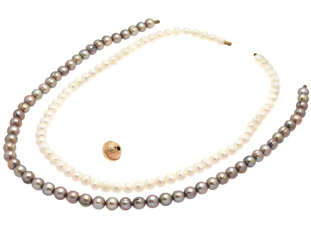 PER BORUP, lås, 18K guld, vikt 3,2 g, 2 pärlcollier, odlade sötvattenspärlor, ca 6,3 - 7,5 mm, längd 40 + 41 cm, dobbar.