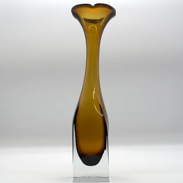 BO BORGSTRÖM. FÜR ÅSEDA, SCHWEDEN GLASBRUK. VASE IN BERNSTEINFARBENEN UND KLAREM GLAS 1960ER JAHRE.