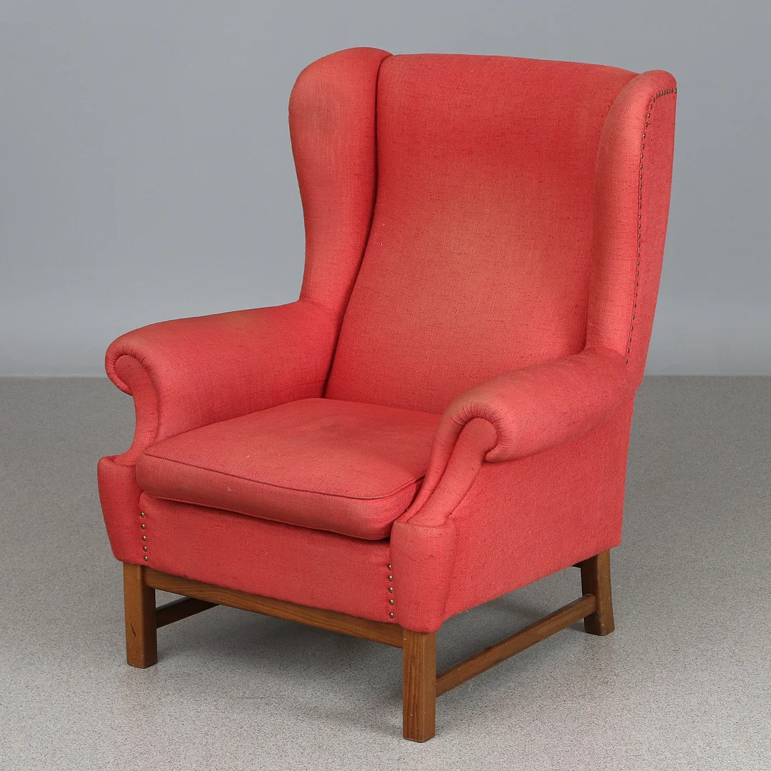 RAGNAR HELSÉN. ÖRONLAPPSFÅTÖLJ. Textilklädsel, underrede i valnöt. "Oxford". Stjernmöbler, Herrljunga för Firma Svenskt Tenn, 1900-talets andra hälft. — Armchairs & Chairs — Skånes Auktionsverk