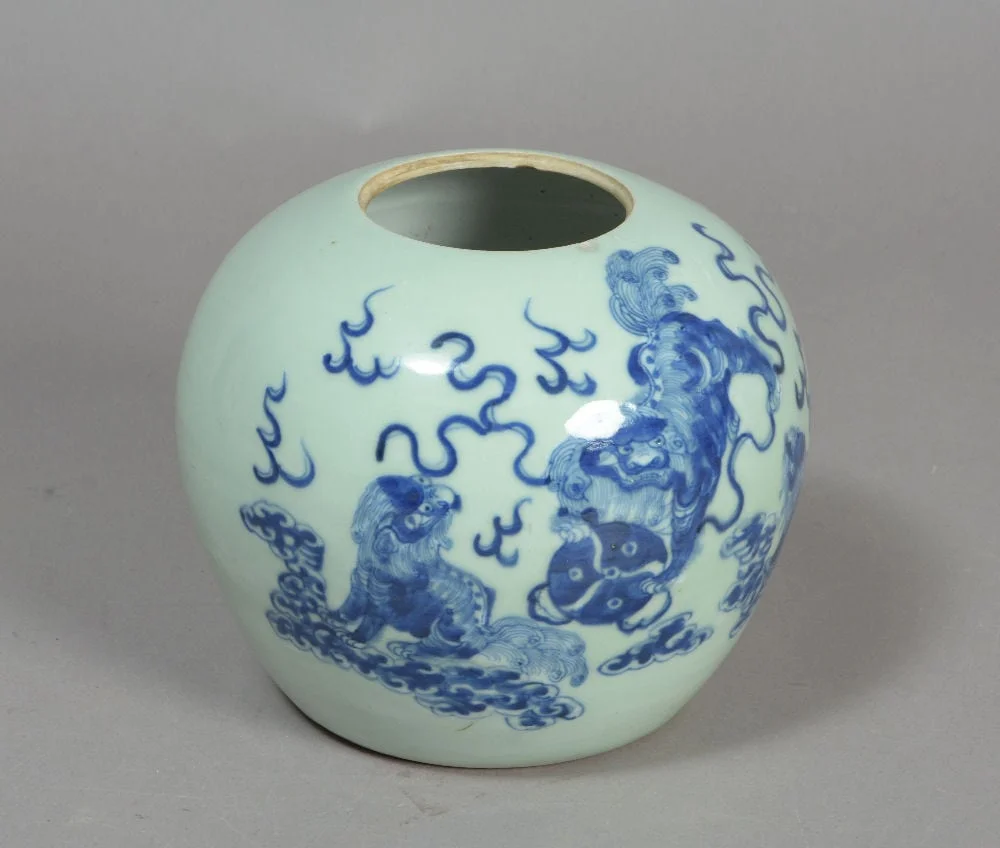 Kinesisk bojan af porcelæn, celadonglaseret, 20 årh — Hobby and collectibles/Asian art — Lauritz