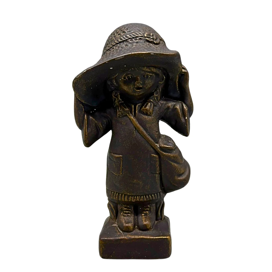 BRONZIERTE TERRAKOTTA-SKULPTUR EINES MÄDCHENS MIT SONNENHUT. — European — Auktionshaus Stuber's Hammerschlag