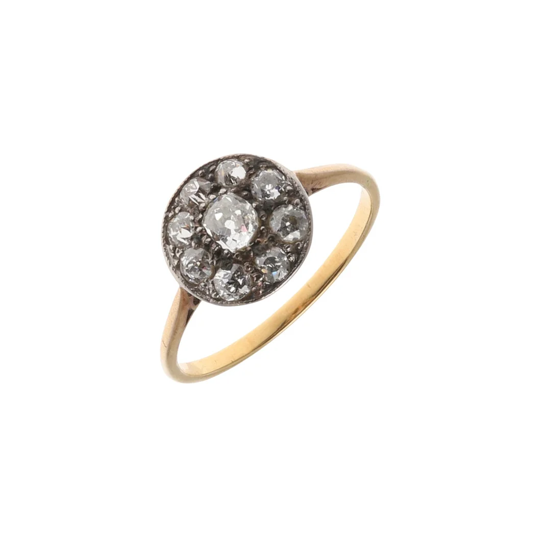 A DIAMOND CLUSTER RING. — Rings — Lawrences Auctioneers