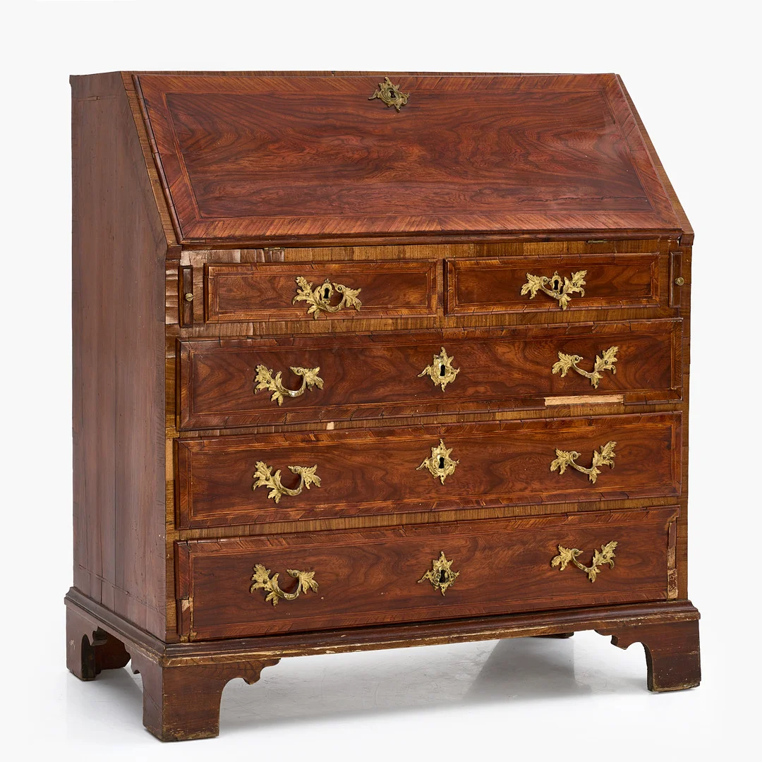 SEKRETÄR, senbarock, 1700-talets mitt, fanerad i valnöt och alm, beslag av mässing. — Chests of drawers — Crafoord Auktioner Stockholm