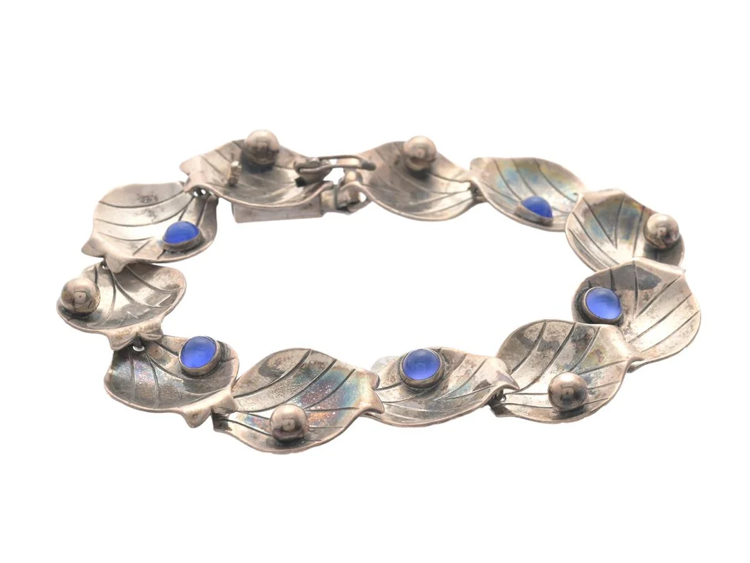 ARMBAND, silver, blå kalcedon, Kaplans, Stockholm 1956, längd ca 19,5 cm, vikt 24,5 g. — Smycken/Armband — Kaplans