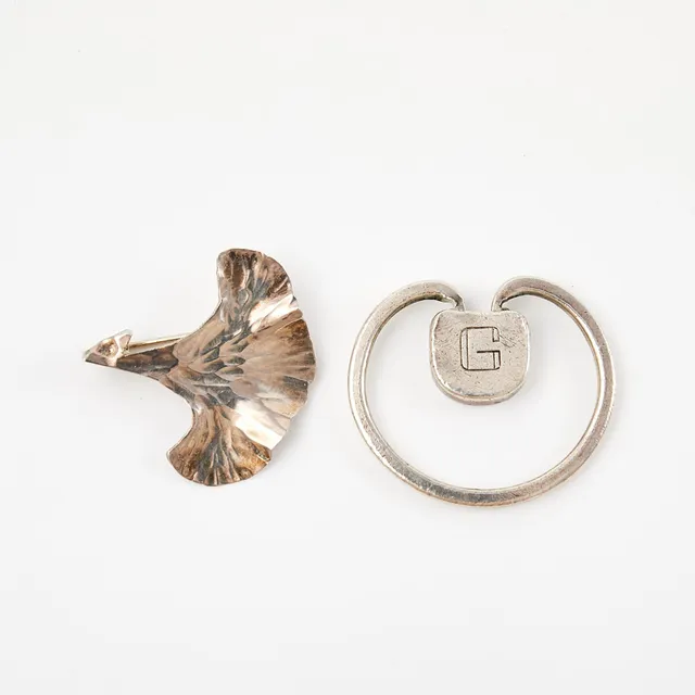REY URBAN. 2 dlr, BROSCH samt NYCKELRING, sterlingsilver, Silversmeden Rey Urban, Stockholm, 1962 resp. 1972.