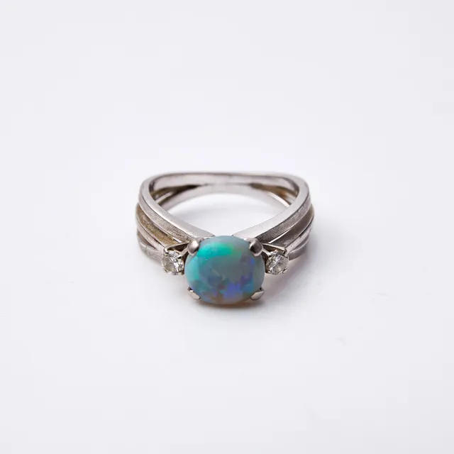 RING, 18 k vitguld, cabouchonslipad opal flankerad av 2 st diamanter, Carlman Aktiebolag Hovjuv, Stockholm, 1969.