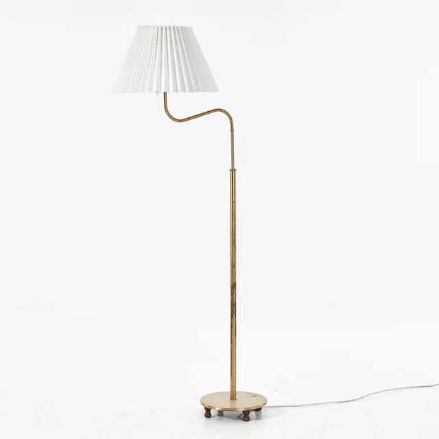 JOSEF FRANK. Golvlampa, modellnummer 2568, "Den lilla kamelen", Firma Svenskt Tenn.