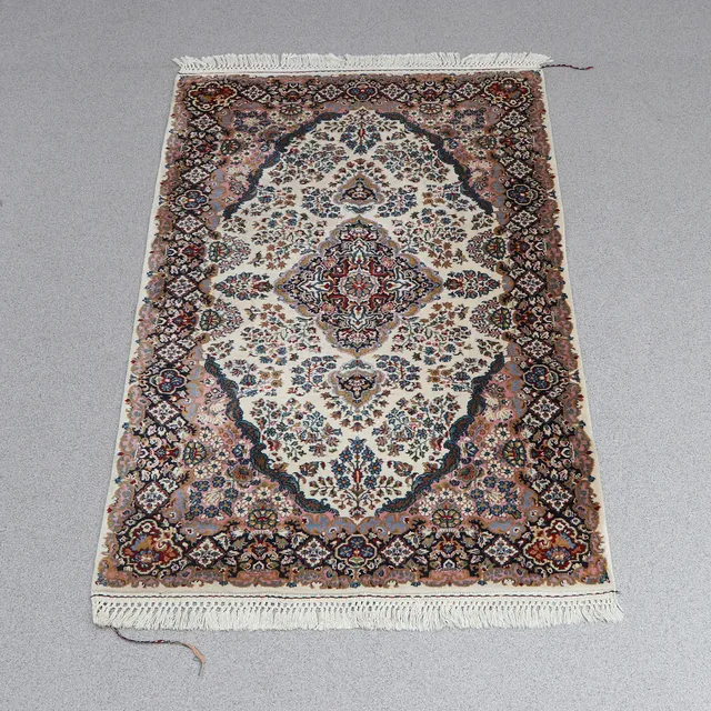 ORIENTALISK MATTA, TROLIGEN KIRMAN Handknuten, ull på bomullsvarp.