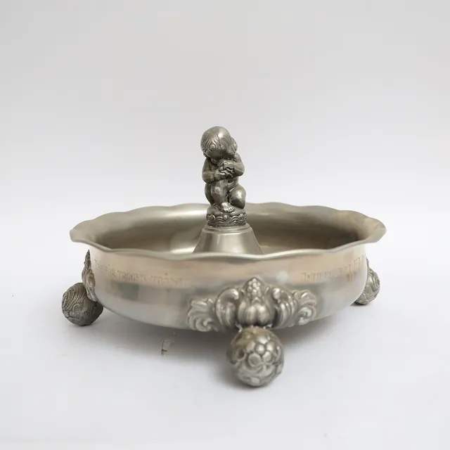 JARDINIERE, JLH 1942, tenn, klotformade fötter, mittparti med figur. Stämplad.