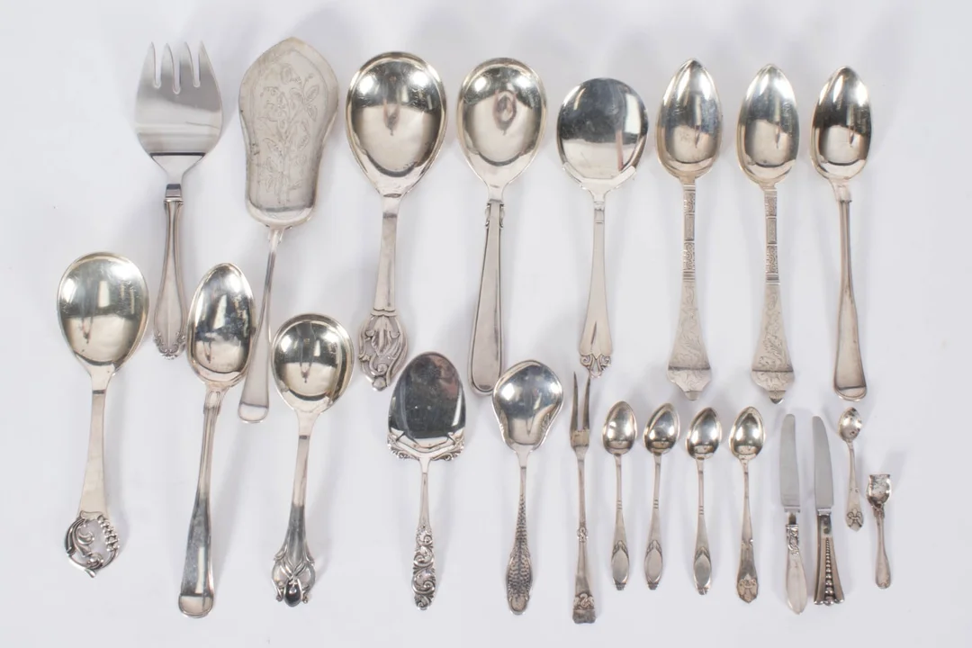 Collection of various three-towered silverware. (22) — Silver, bronze, copper and pewter/Silver flatware — Lauritz