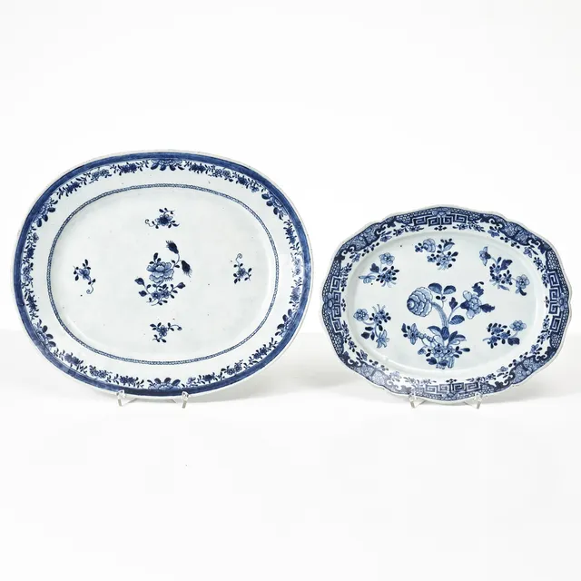 UPPLÄGGNINGSFAT, 2 st., porslin, Kina, Qianlong (1736-1795), oval form, ett med konturerat brätte, dekor i underglasyrblått.