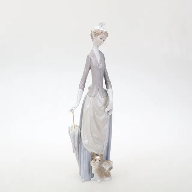 FIGURIN, porslin, kvinna med hund, Lladro,Spanien.