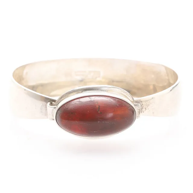 NIELS ERIK FROM. ARMRING, Sterlingsilver med bärnsten, Danmark.