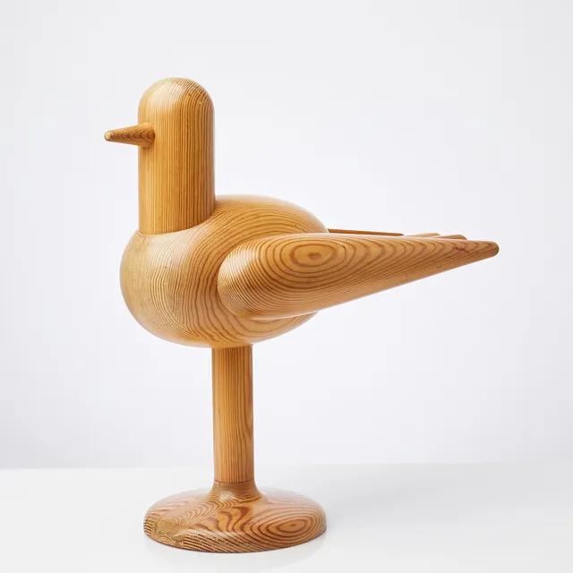 KAIJA AARIKKA. skulptur, fågel, furu, 1970-tal, undertill signerad samt numrerad 41/300.