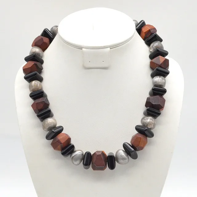 DESIGNERCOLLIER AUS ACRYLAT UND (MATTIERTEM) TIGERAUGE, GALVANISIERTER METALLVERSCHLUSS, SPÄTE 20. JAHRHUNDERT.