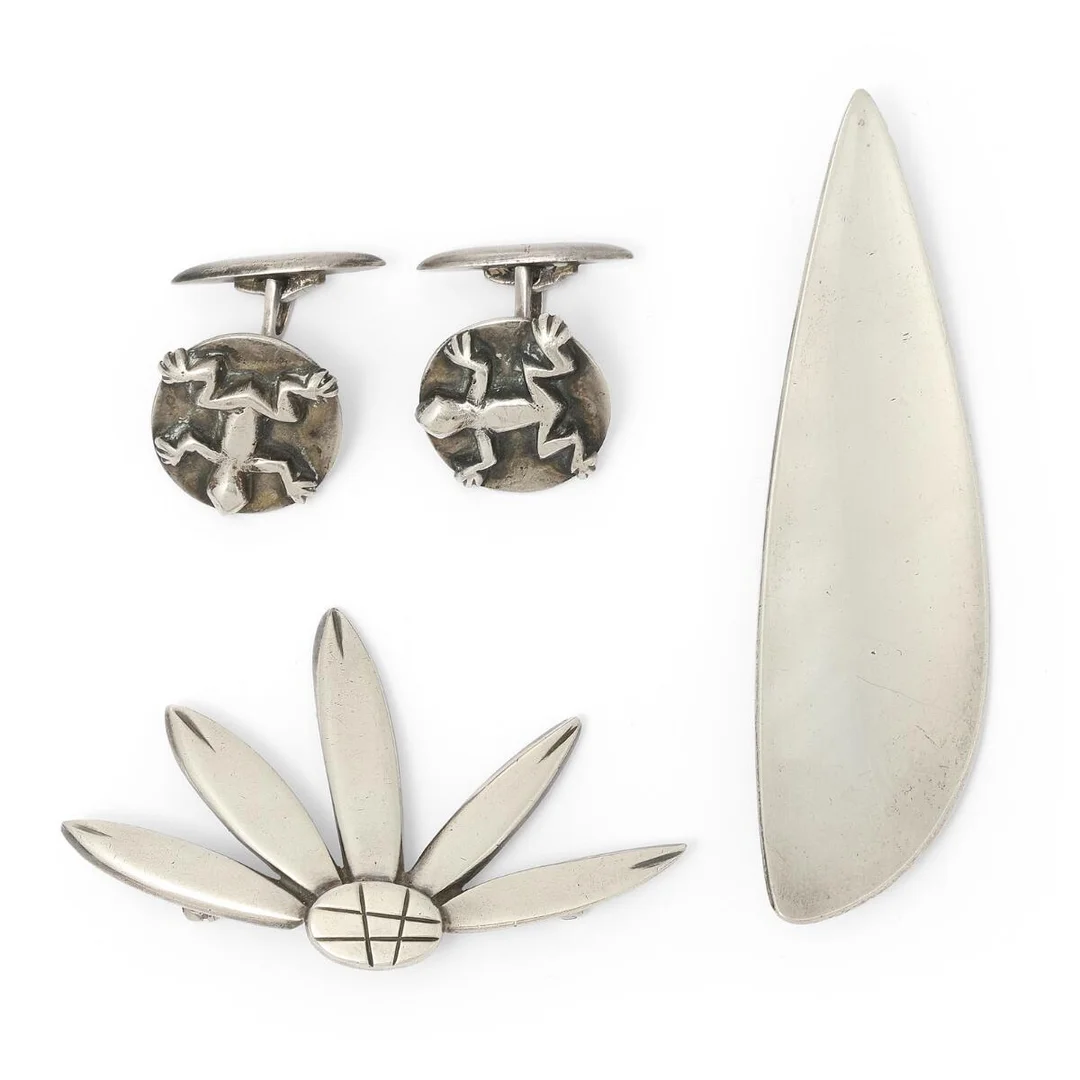 A jewellery collection comprising of cufflinks and two brooches of sterling silver. Cufflinks front diam. 18 mm. Brooches L. 5.6 and 7.5 cm. (4) — Jewellery/Brooches — Bruun Rasmussen