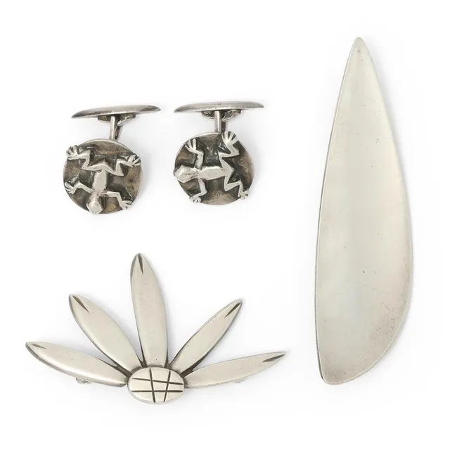 A jewellery collection comprising of cufflinks and two brooches of sterling silver. Cufflinks front diam. 18 mm. Brooches L. 5.6 and 7.5 cm. (4)