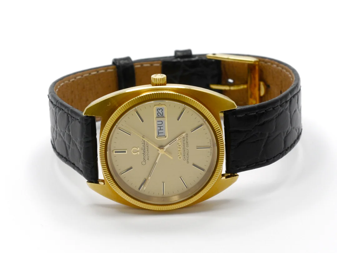 OMEGA, Constellation, Chronometer, Cal 1021, Serie nr. 39052263, Ref nr. BA 168.0057, Boett nr. 1680057, herrur, 35 mm, 18K guld, automatisk, safirglas, dag, datum, läderband, originalspänne doublé, ca 1975, box. — Klockor/Omega — Kaplans