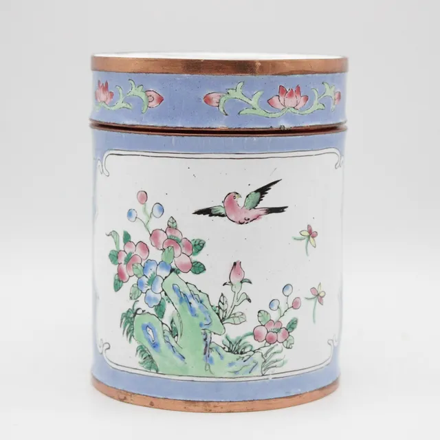 FEINE CHINESISCHE CANTON-EMAILLE-DOSE MIT DECKEL, VOGEL-, SCHMETTERLINGS- UND BLUMENDEKOR, UM 1920.