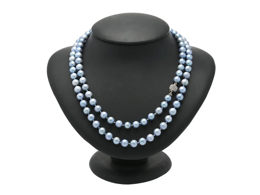 PÄRLCOLLIER, silver, odlade färgade pärlor, mått ca 95 cm, i behov av omträdning. — Smycken/Pärlcollier — Kaplans