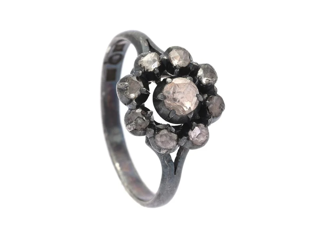 RING, silver, rosneslipade diamanter, Stockholm 1939, stl 17 mm, vikt 2,6 g, diamanter med nagg och skador. — Smycken/Ring — Kaplans