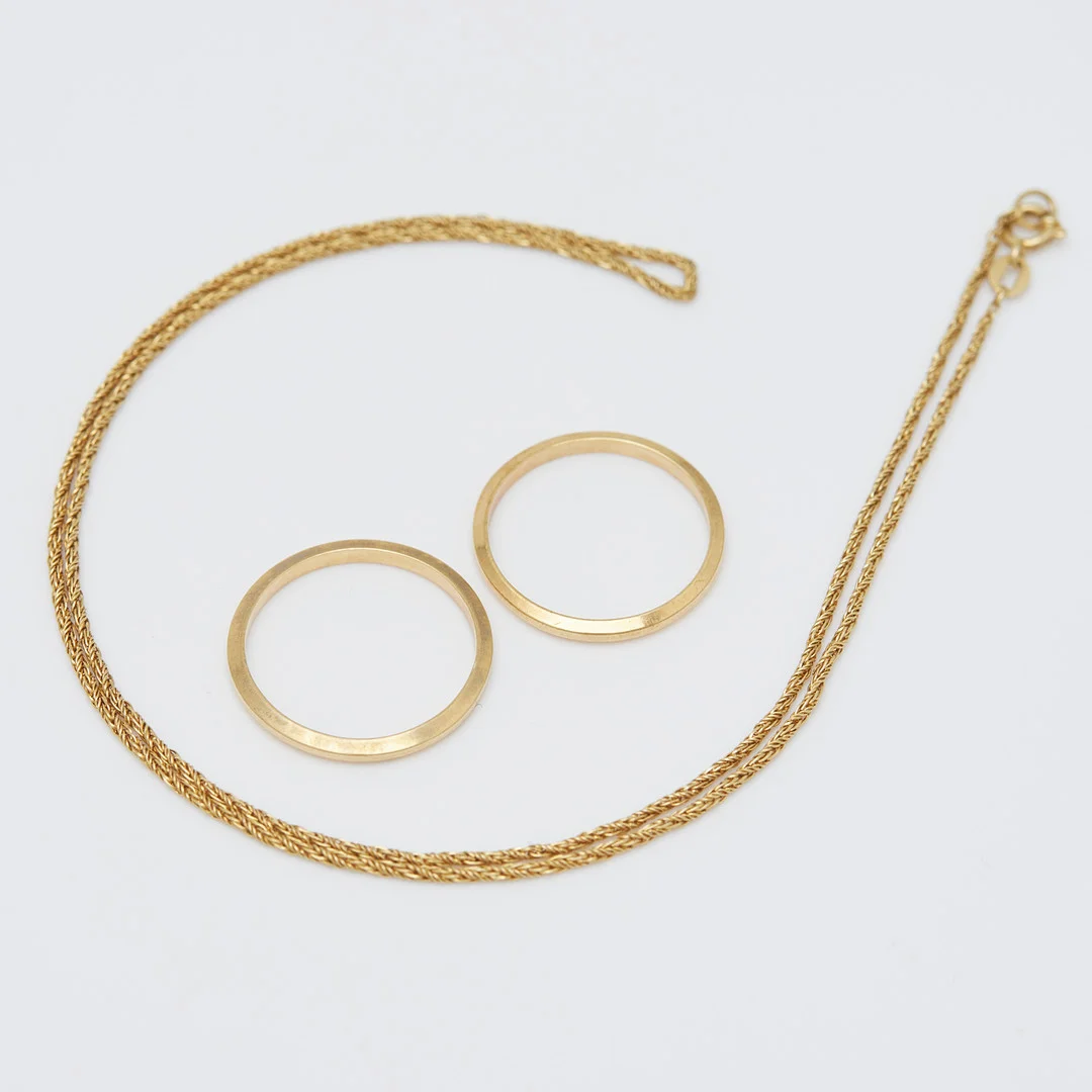 Schmuck-Set, zwei Ringe und eine Kette, 750er Gelbgold (3). — Jewellery — Stockholms Auktionsverk Köln
