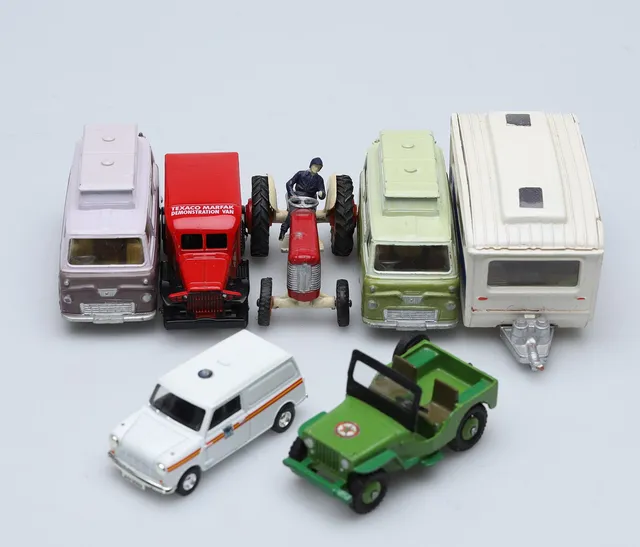 7 ST MODELLBILAR , Skala 1/43, Corgitoys, Dinkytoys, mfl.