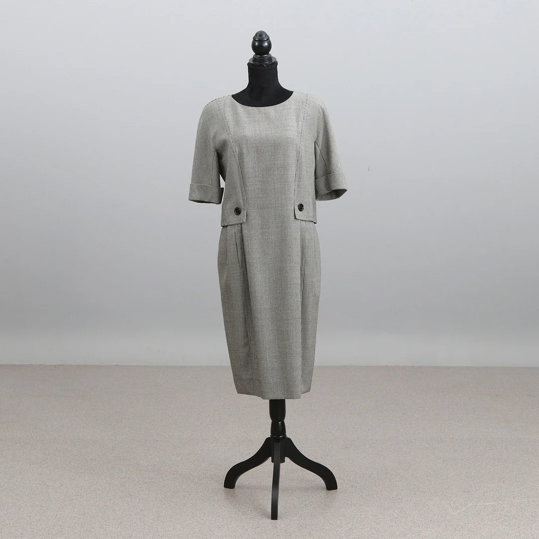 GUY LAROCHE, KLÄNNING. Svartvit hundtandsmönstrad ull. — Vintage & Designer Fashion — Skånes Auktionsverk
