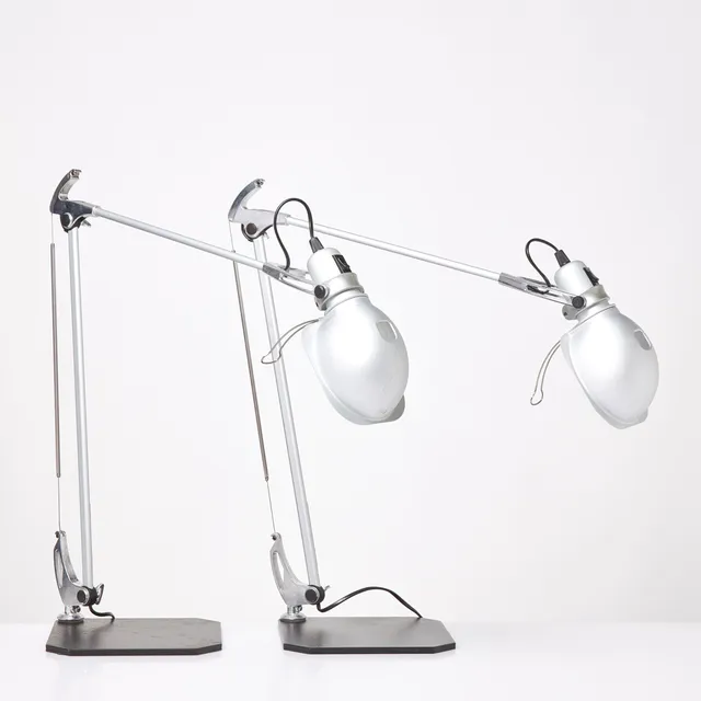 RICCARDO BLUMER. Skrivbordslampor, 1 par, "Mandraki", Artemide, Italien, stomme i vitmetall, fotplatta i svartlackerad metall, etikettmärkt, höj- och sänkbar.