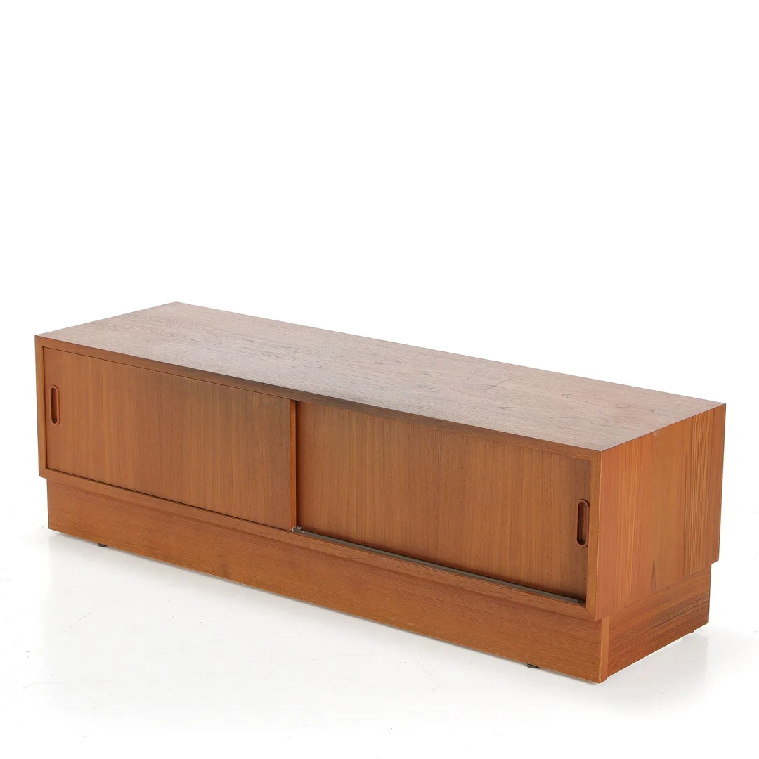 Make a sideboard out of teak. — Furniture/Cabinets, chests of drawers — Lauritz