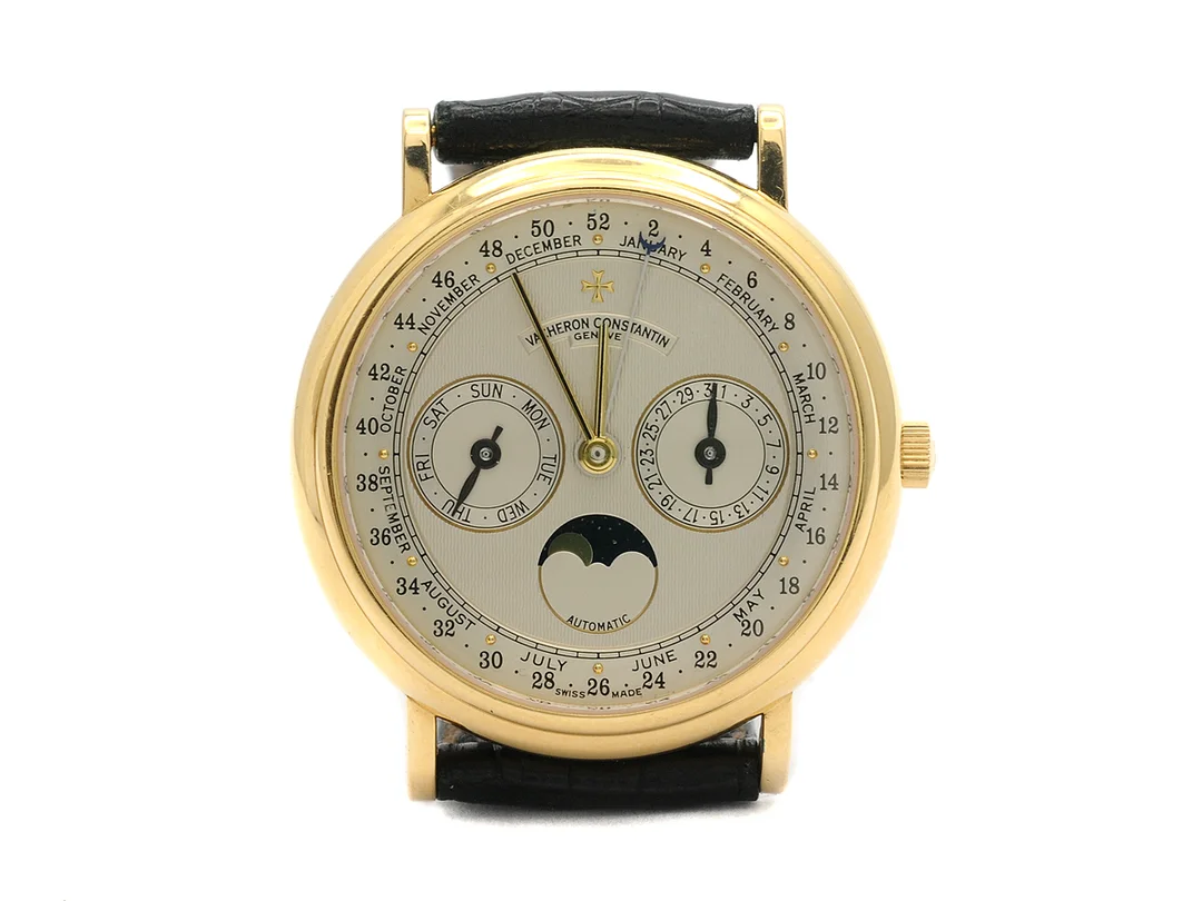 VACHERON CONSTANTIN, Genève, herrur, 36 mm, Cal 1126, Serie nr. 795356, Ref nr. 47052/00J-4, Boett nr. 646170, 18K guld, automatisk, safirglas, dag, datum, månad, månfas, defekt, läderband, originalspänne i 18K guld, cert, juli 1996. — Klockor/Vacheron Constantin — Kaplans