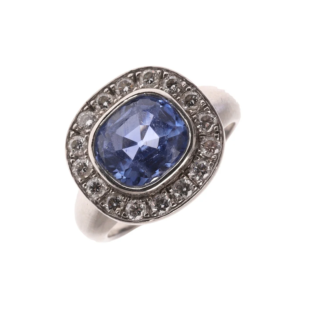 A SAPPHIRE AND DIAMOND CLUSTER RING. — Rings — Lawrences Auctioneers