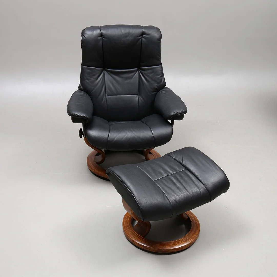 FÅTÖLJ med FOTPALL, Stressless, Ekornes, svart skinn, Norge, 2000-tal. — Armchairs & Chairs — Auktionshuset Kolonn