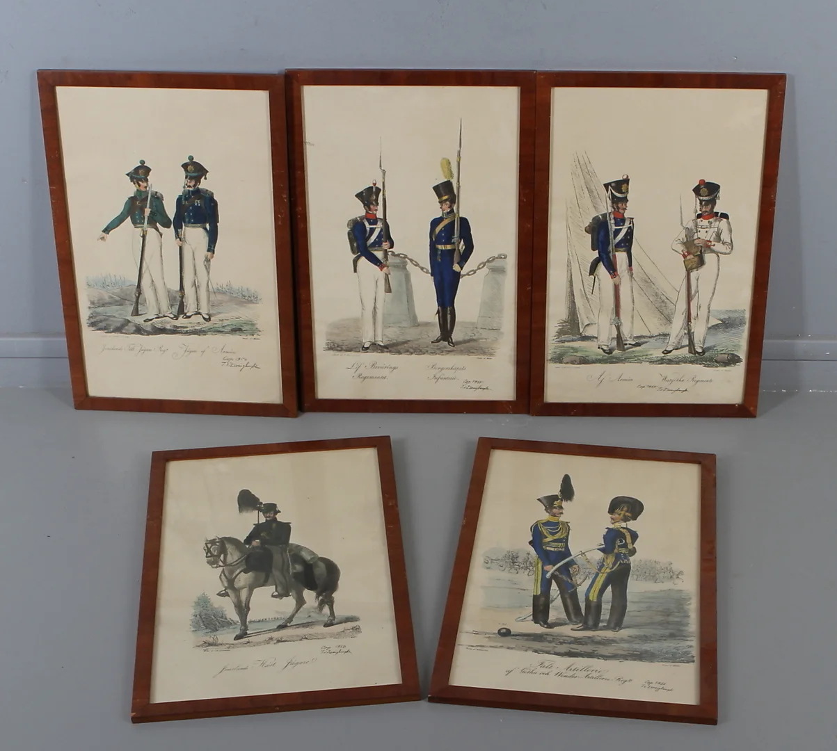 UNIFORMSPLANSCHER, 5 st litografier, efter, Schützercrantz, A., - Wetterling, A. C., - Sjöholm, J. H. Kongl. Svenska arméens uniformer. — Books, Maps & Manuscripts — Auktionshuset Kolonn