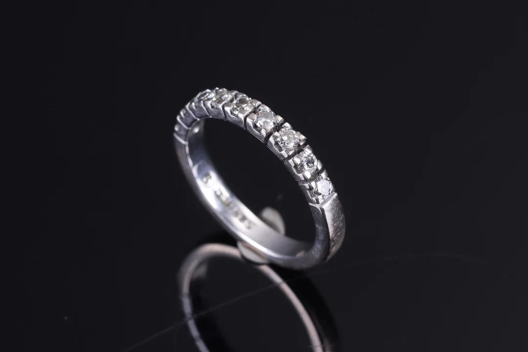 Alliancering med diamanter af 14 kt. hvidguld. ca. 0.36 ct — Jewellery/Rings — Lauritz