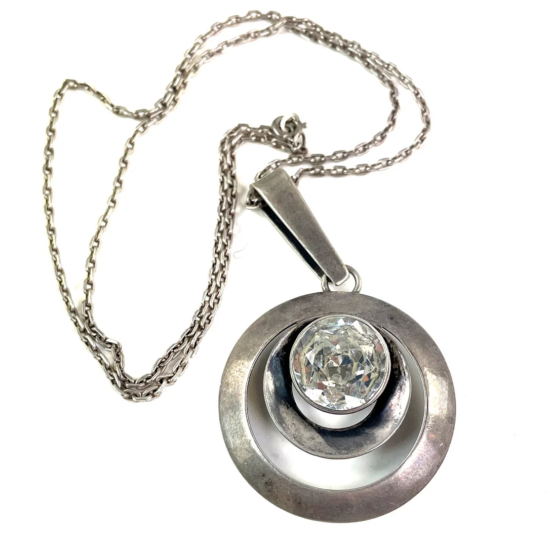 HÄNGE med bergkristall samt kedja. Silver. Ge-Kå-Smyckek G Kaplan, Stockholm, 1968. — Necklace — Roslagens Auktionsverk