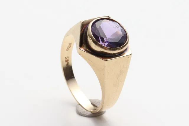 Vintagering af 14 kt guld m. glassten
