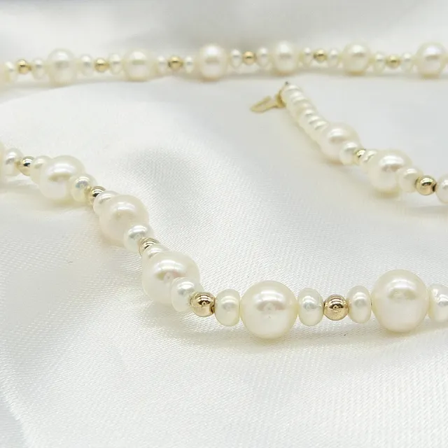 CULTURED PEARL & GOLD NECKLACE.