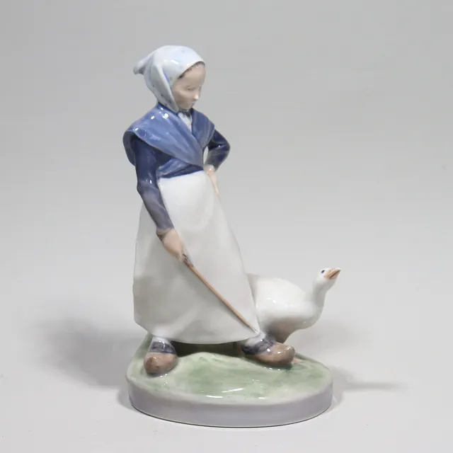 CHRISTIAN THOMSEN. för Royal Copenhagen, figurin #528, flicka med gås.