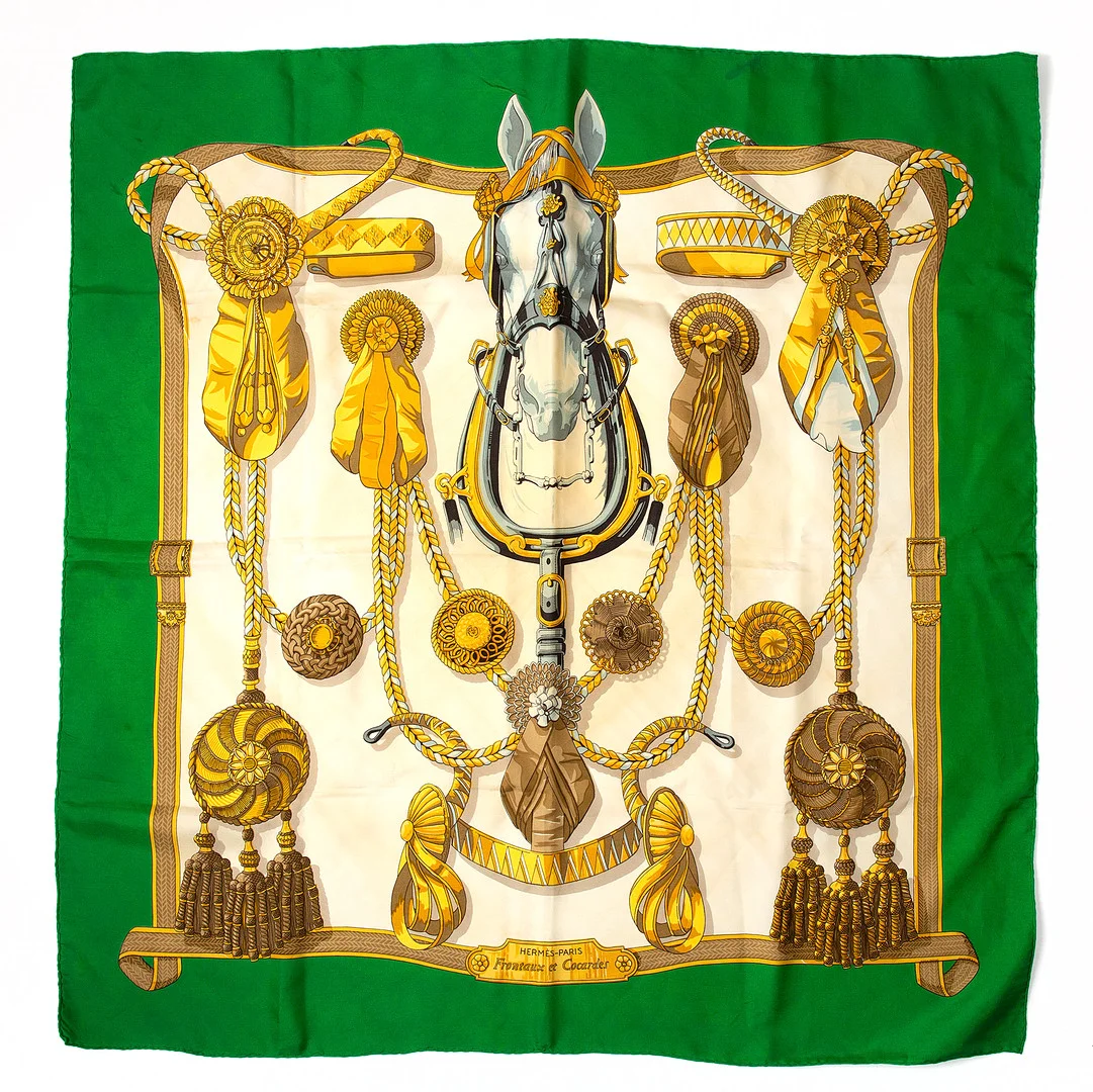 HERMÈS. Scarf, "Frontaux et Cocardes", siden. — Vintage & Designer Fashion — Stockholms Auktionsverk Göteborg