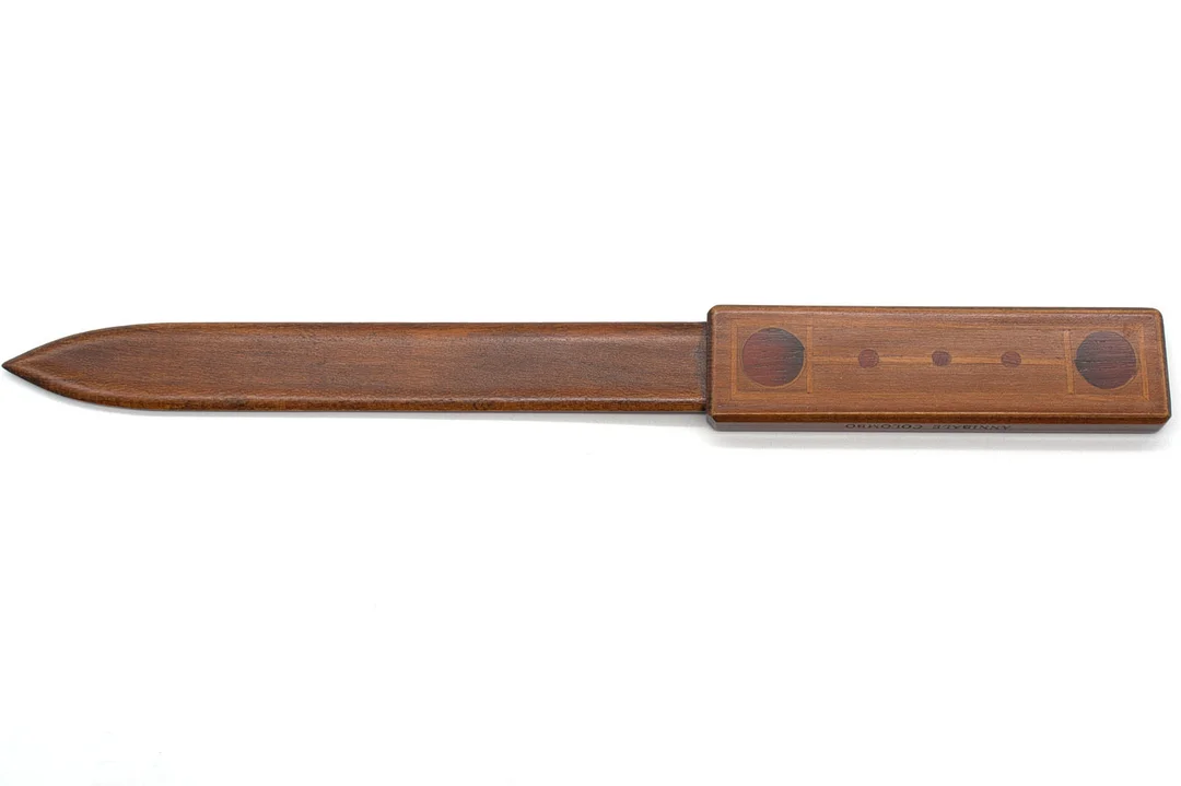 ANNIBALE COLOMBO. ITALIEN BRIEFÖFFNER AUS NUSSBAUM / KIRSCH / ULMEN HOLZ MIT INTARSIEN 20. JAHRHUNDERT. — Miscellaneous — Kunst- und Auktionshaus Kleinhenz