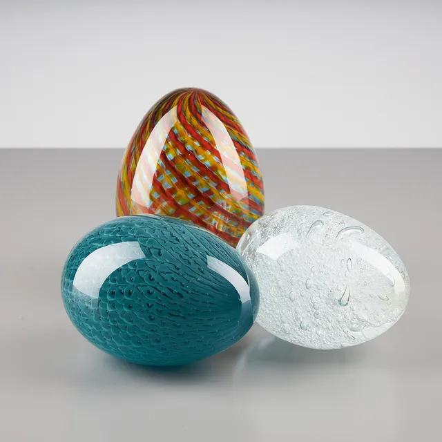 REIMA MAARONEN. DEKORATIONSÄGG, 3 st, signerade Reima Maaronen, Fiskars 2004-2006, flerfärgat konstglas.
