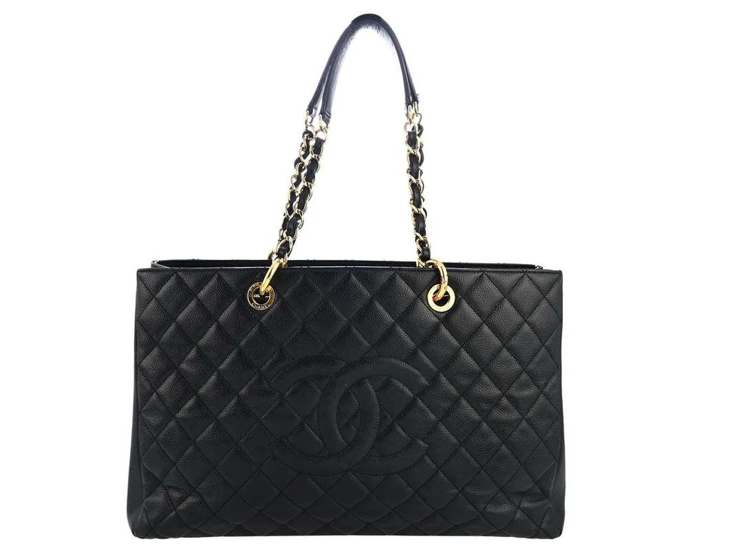 CHANEL, VÄSKA, Caviar Grand Shopping Tote XL, svart quiltat kaviarläder, guldfärgade beslag, 41x26x13,5 cm, hologrammärkt 16588613, år 2012, bruksslitage. — Accessoarer/Väskor — Kaplans