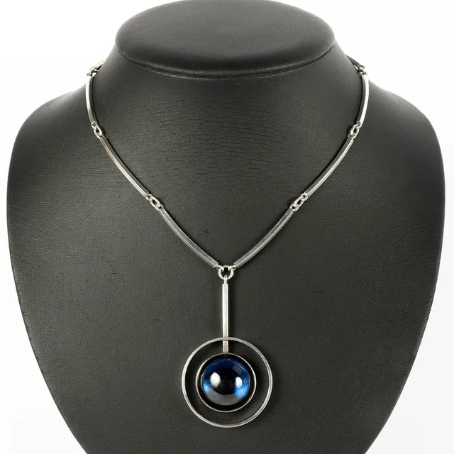 NILS ERIK FROM. Halsband med hänge, sterling silver och blå sten, Danmark.