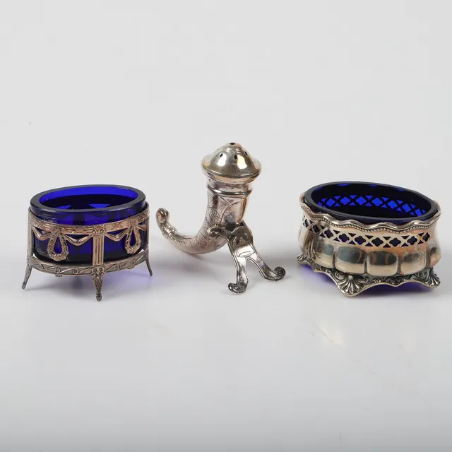 STRÖARE SAMT SALTKAR, 3 delar, silver & nysilver med glasinsatser.