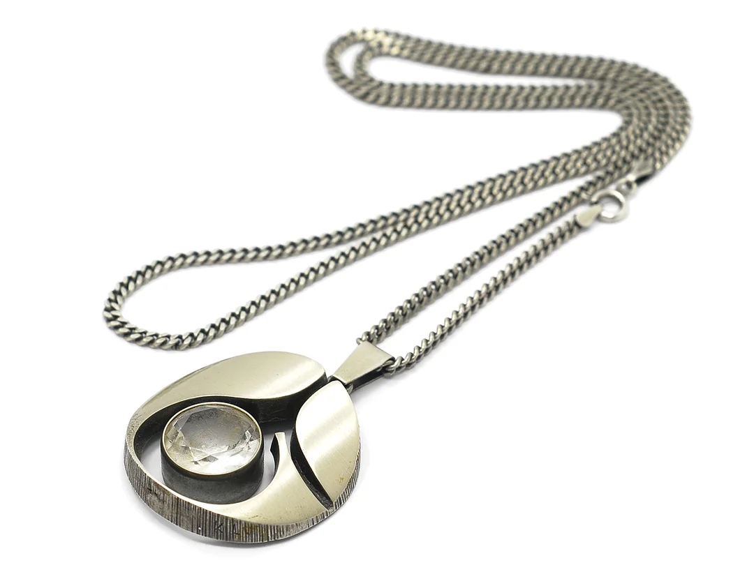 KEDJA/HÄNGE, silver, syntetisk vit spinell, pansarlänk, kedjans längd 60 cm, vikt 24,3 g, Finland. — Smycken/Hänge med kedja — Kaplans